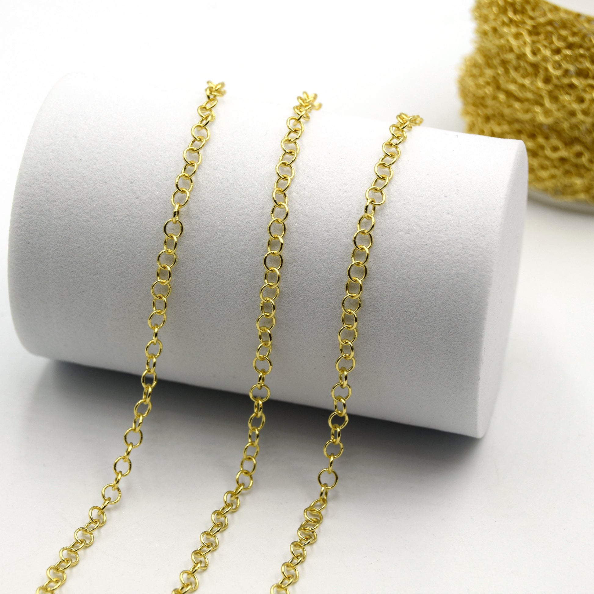 this is a photo fo 3mm rollo link chain. It is gold plated and used for jewelry making.