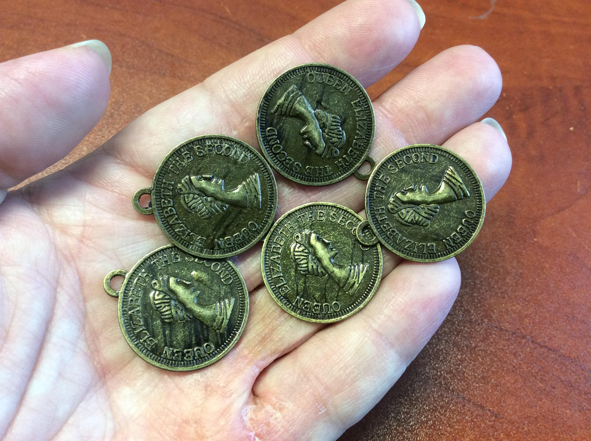 Single 25mm Bronze Plated Tibetan Silver Queen Elizabeth Coin Engraved Round Shaped Focal Charms/Pendant - Sold Individually, Random